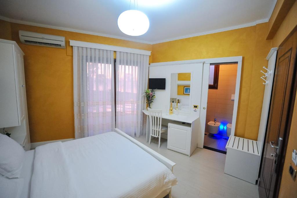Standard Double Room with Sea View.jpg