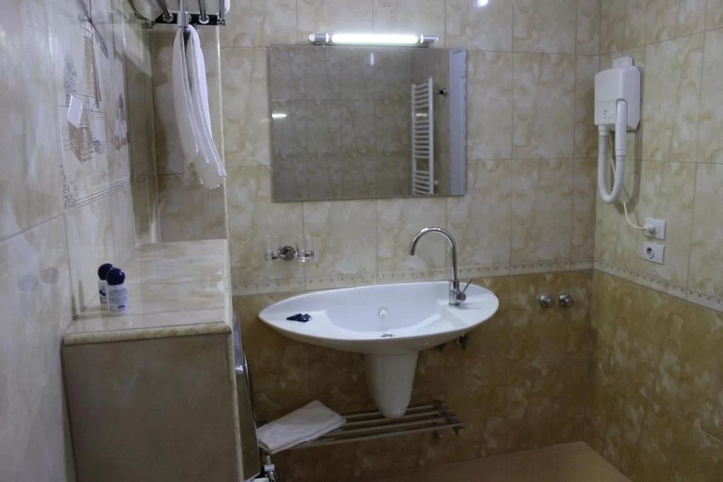 Family Bathroom 1.jpg