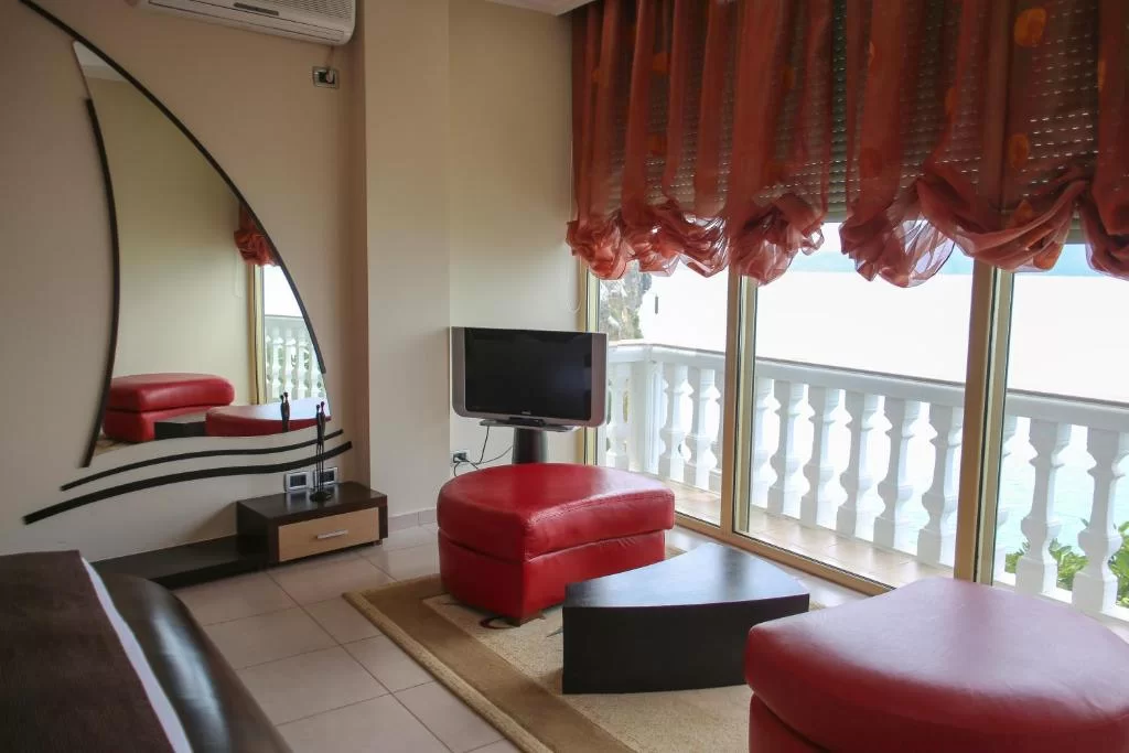 Liro SUITE -1.jpg Liro SUITE -1.jpg