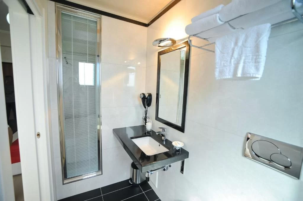 Deluxe Double Room33.jpg