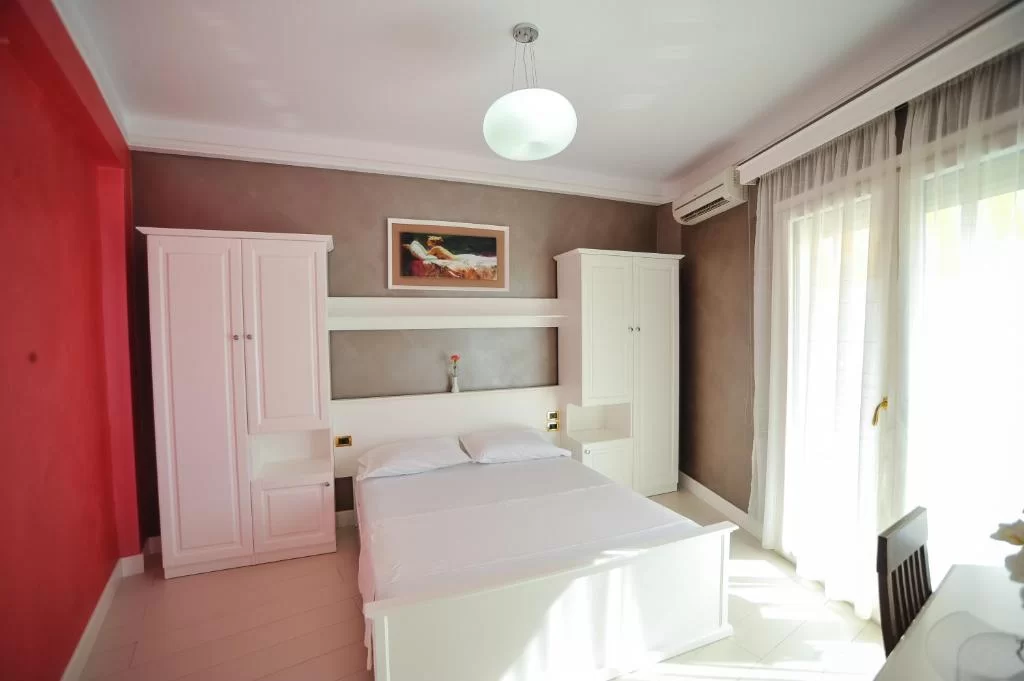 Standard double room.jpg