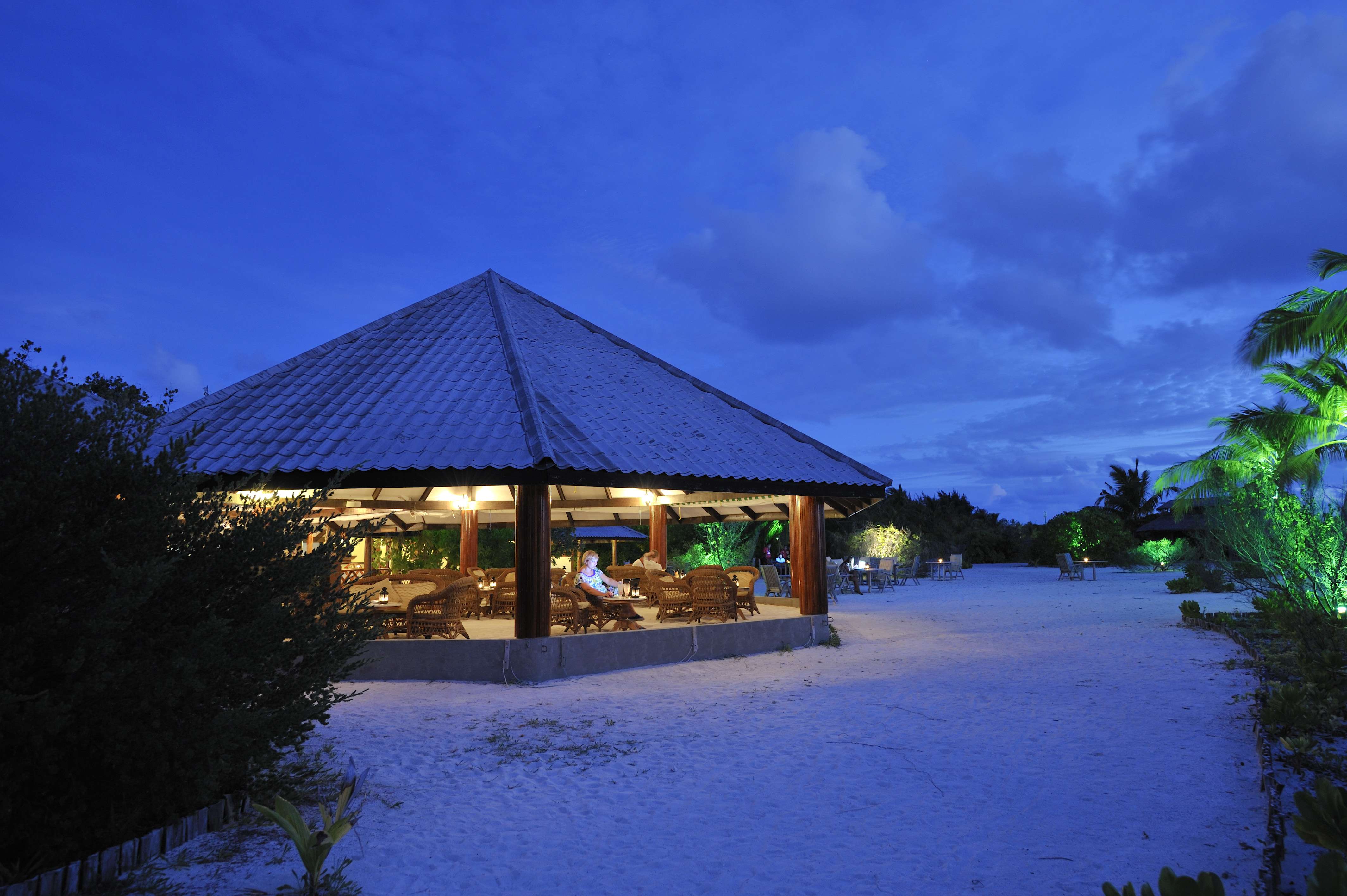 Fun island. Фан Айленд Резорт. Fun Island Resort Maldives. Айленд Резорт Армения. Ночная рыбалка Sun Island Resort.