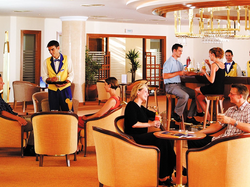 Со скольки можно заселиться в отель. Iberostar Creta Marine, 4 Крит. Иберостар Мексика лобби бар. Туристы в отеле. Люди в гостинице.