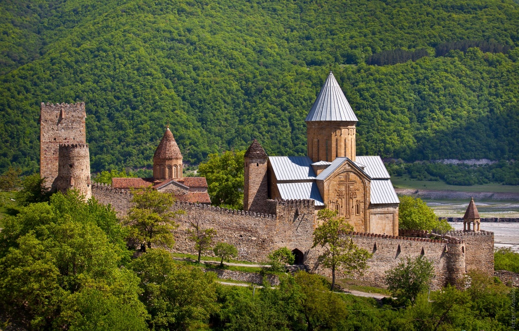 Georgian_Fortress_Ananuri.jpg