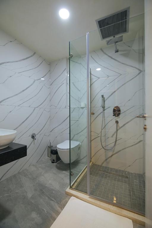 Brilliant Hotel STD Bathroom 1.jpg