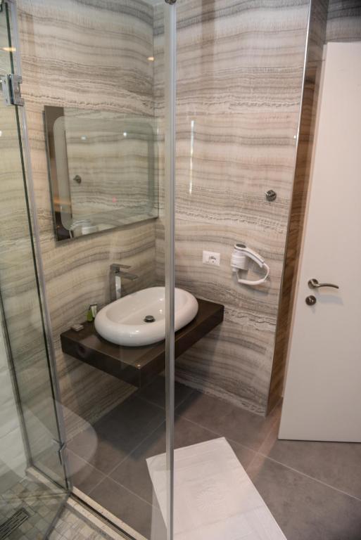 Brilliant Hotel STD Bathroom 2.jpg
