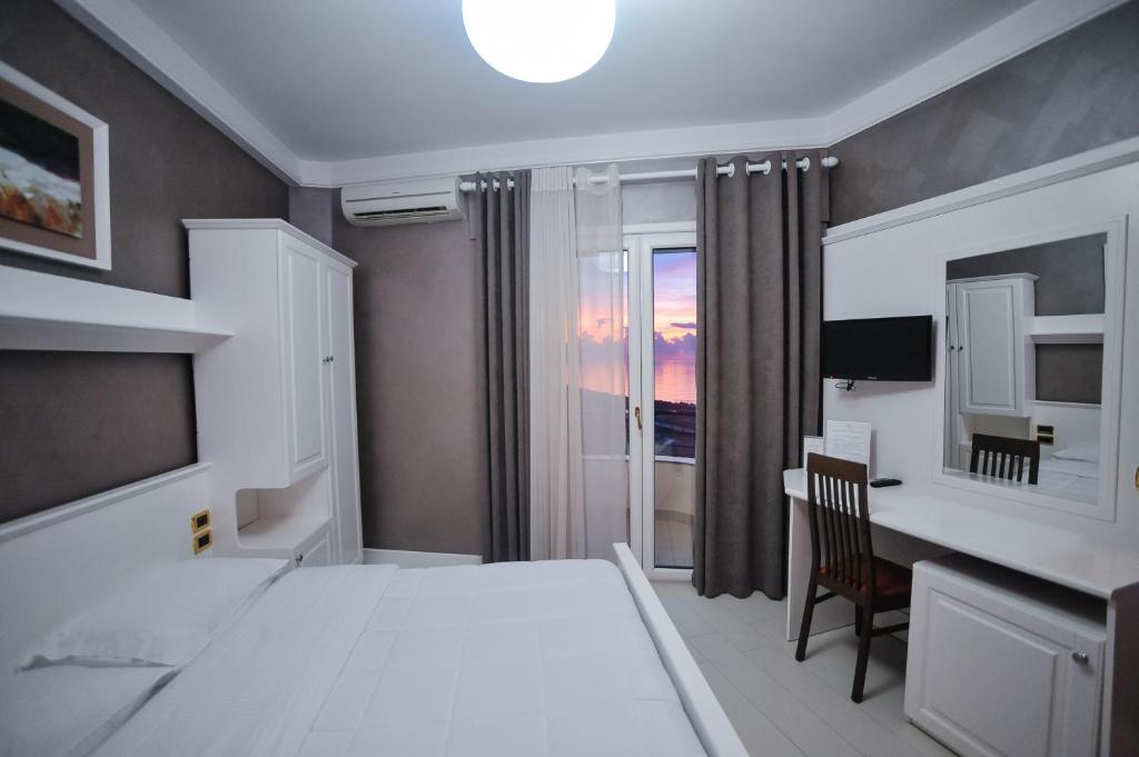 Standard Double Room with Sea View3.jpg